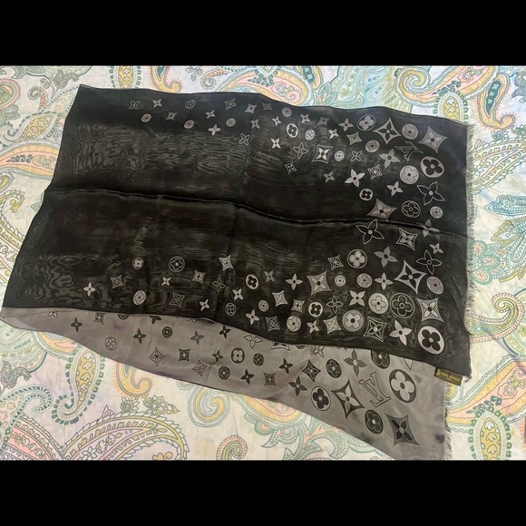 Louis Vuitton monogram shine scarf - Picture 7 of 8